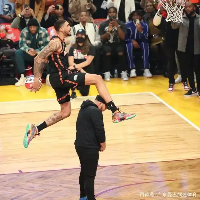 篮球历史上的第一次罚球线扣篮_nba罚球线扣篮有几人_罚球线扣篮是什么意思