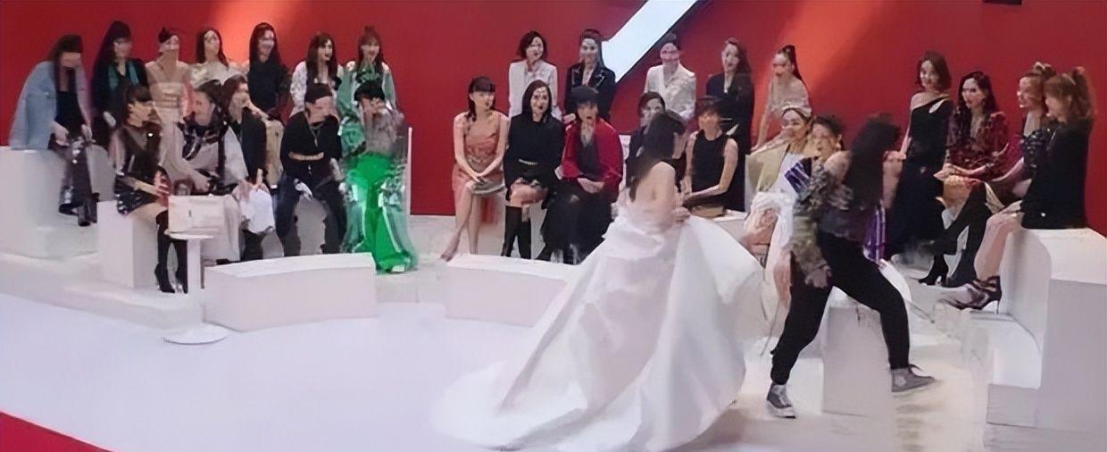 女明星健身服照片_健身明星女图片_明星健身穿搭