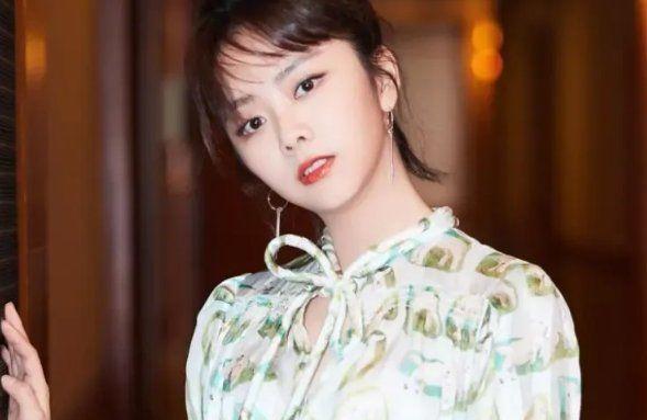 女明星健身服照片_健身明星女图片_明星健身穿搭