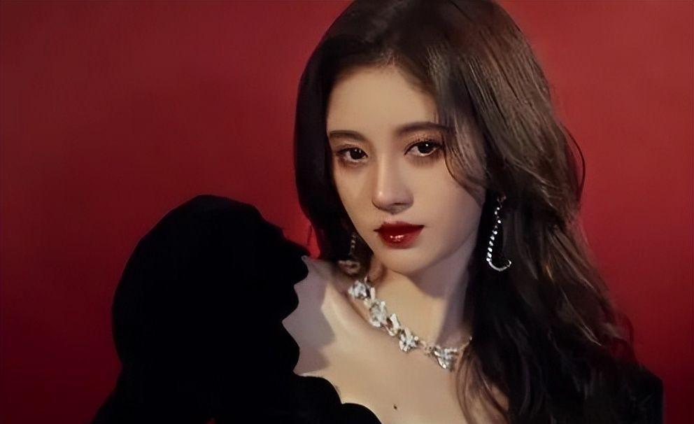 女明星健身服照片_健身明星女图片_明星健身穿搭