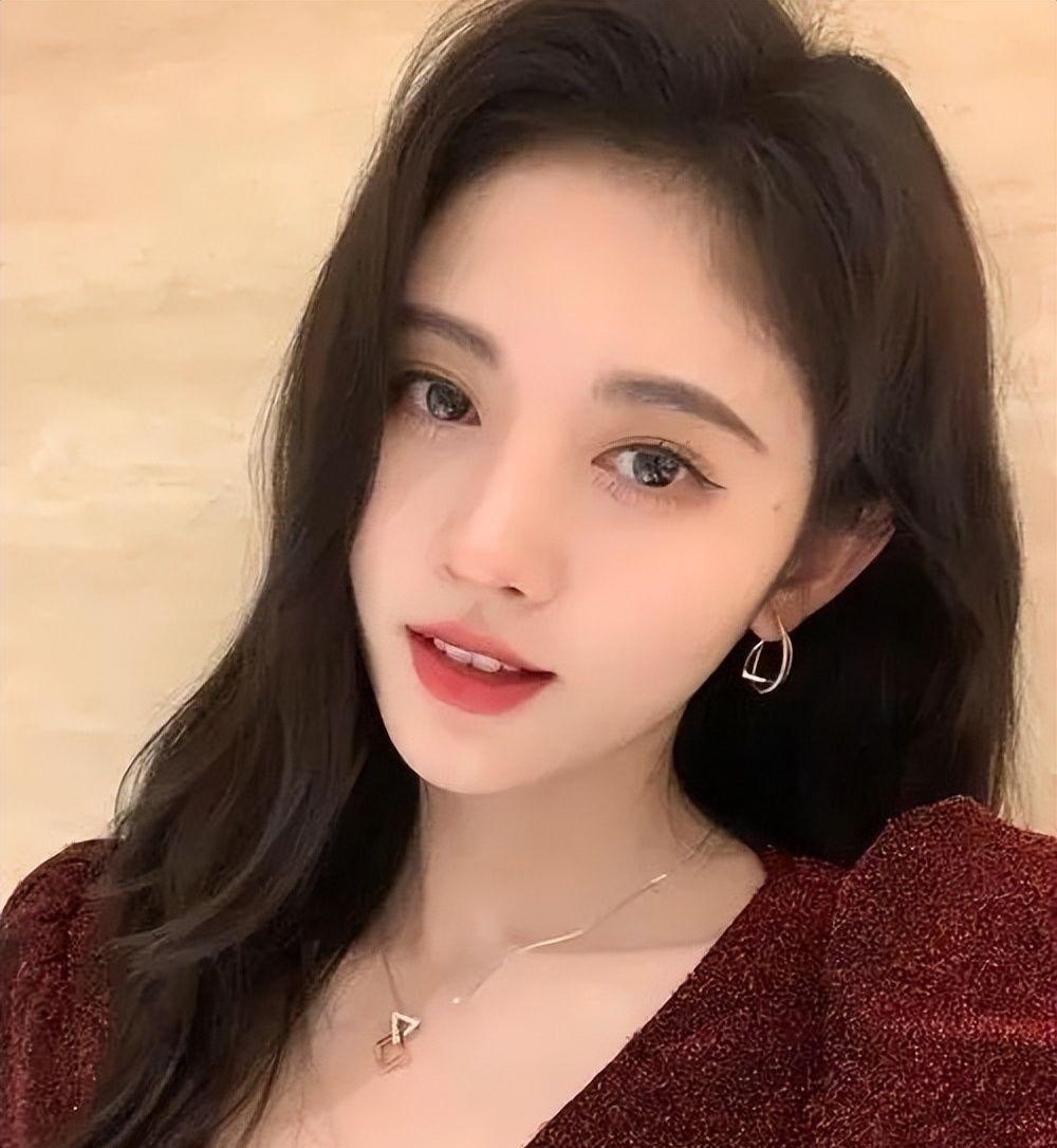 健身明星女图片_明星健身穿搭_女明星健身服照片