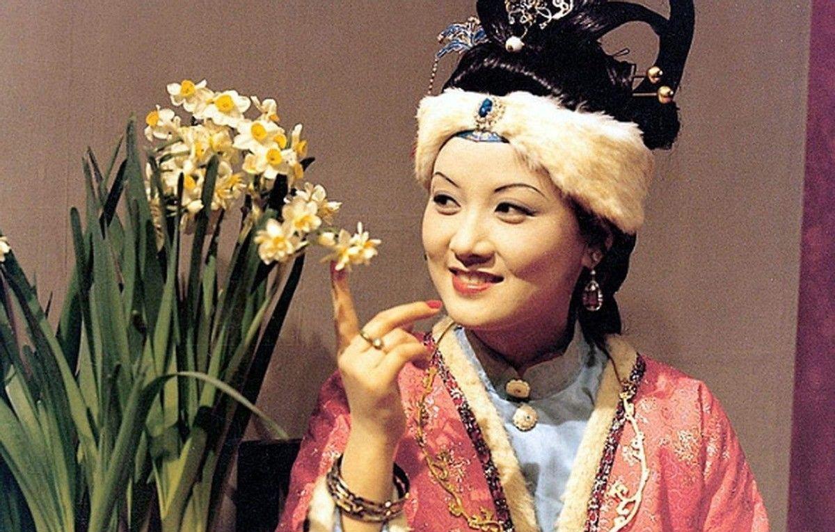 健身明星女图片_明星健身穿搭_女明星健身服照片