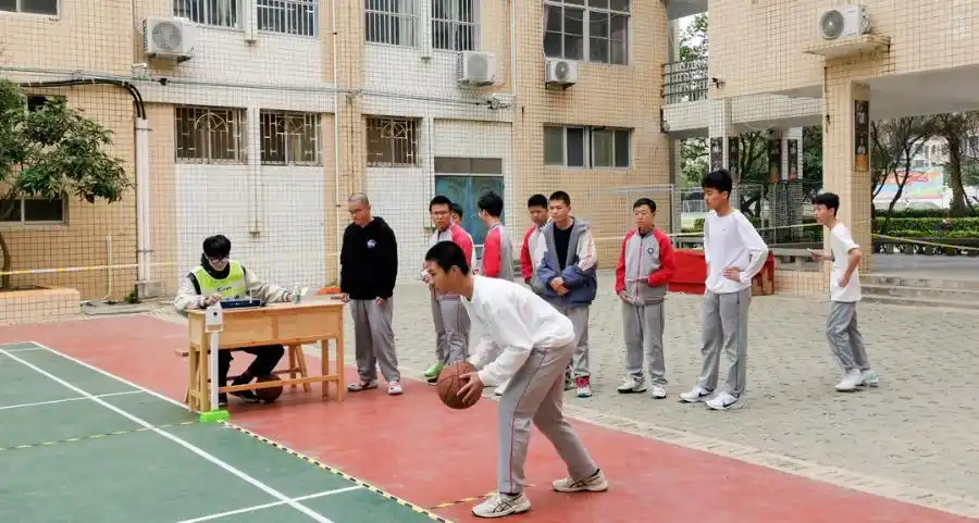 篮球动作技巧教程_篮球技巧和篮球动作一样吗_篮球的动作技巧