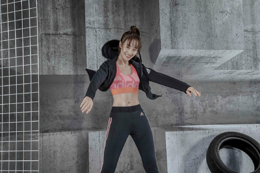 健身明星女图片_明星健身服图片大全_女明星健身服照片