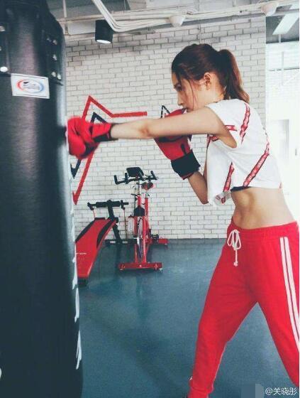 女明星健身服照片_明星健身服图片大全_健身明星女图片