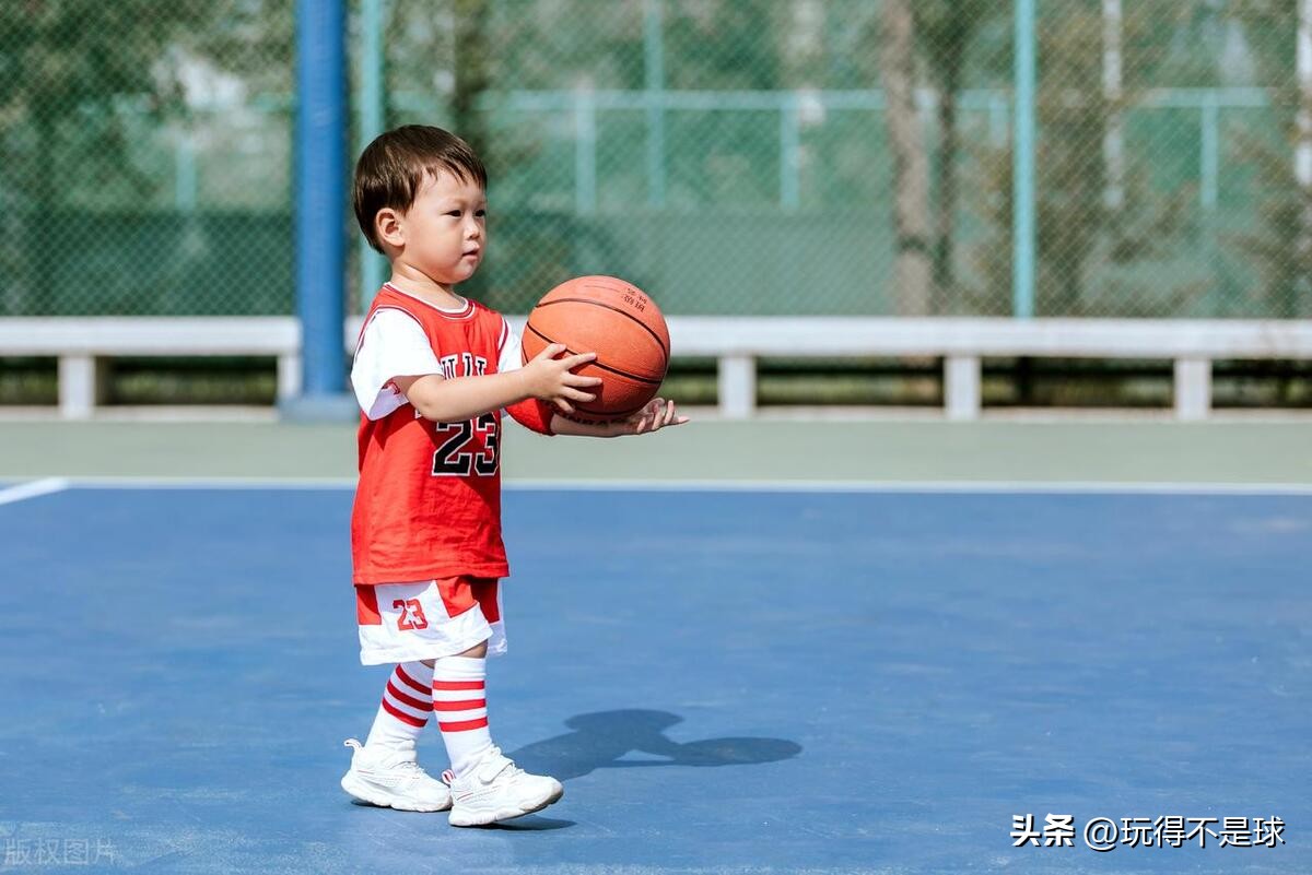 幼儿园篮球教学指南：如何选择合适篮球并掌