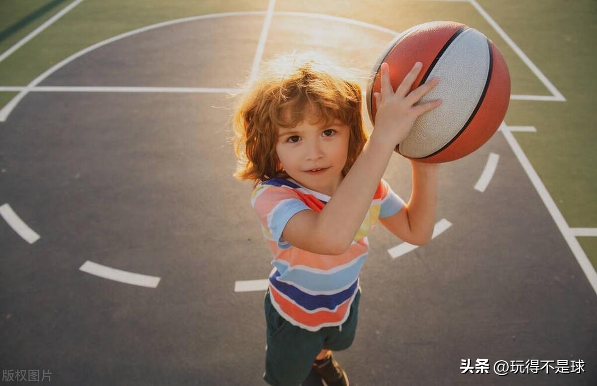 幼儿篮球怎么教_篮球怎么玩幼儿园_玩球技巧篮球幼儿