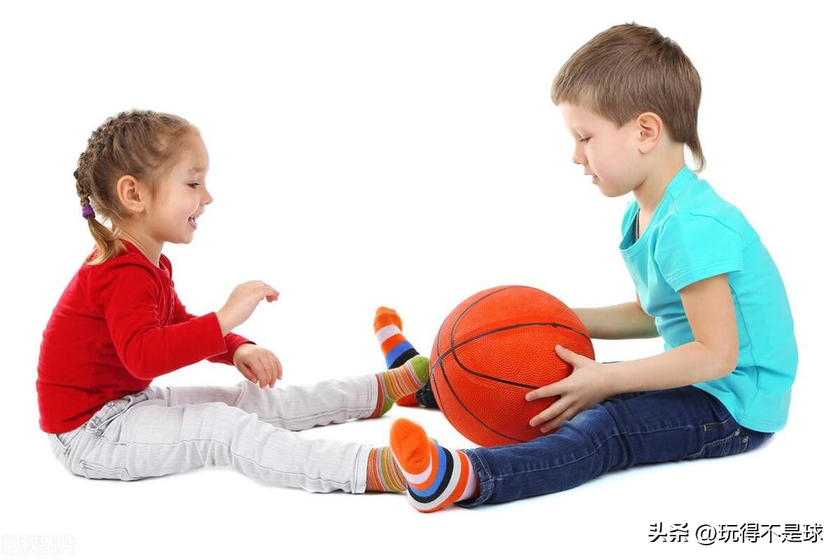 篮球怎么玩幼儿园_幼儿篮球怎么教_玩球技巧篮球幼儿
