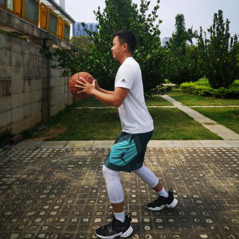 篮球传球姿势_传球篮球技巧蹬腿视频_篮球蹬腿传球技巧