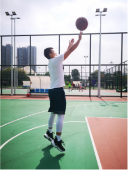 篮球蹬腿传球技巧_传球篮球技巧蹬腿视频_篮球传球姿势
