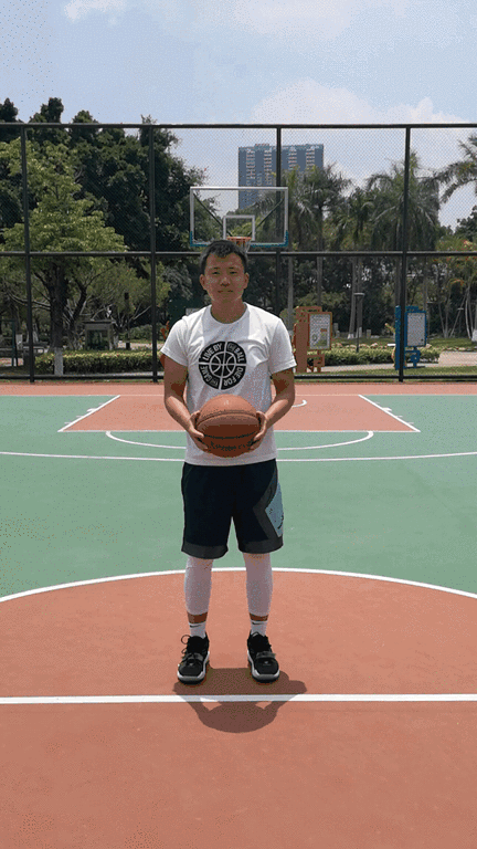 篮球蹬腿传球技巧_传球篮球技巧蹬腿视频_篮球传球姿势
