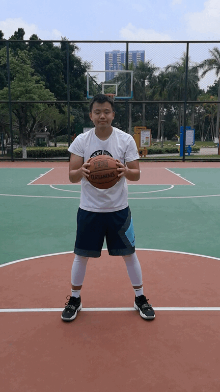 篮球传球姿势_传球篮球技巧蹬腿视频_篮球蹬腿传球技巧