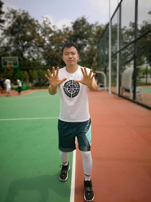 传球篮球技巧蹬腿视频_篮球传球姿势_篮球蹬腿传球技巧