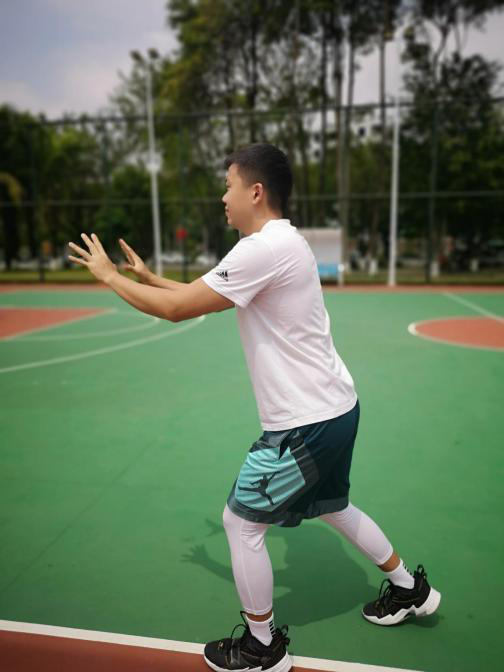 传球篮球技巧蹬腿视频_篮球传球姿势_篮球蹬腿传球技巧