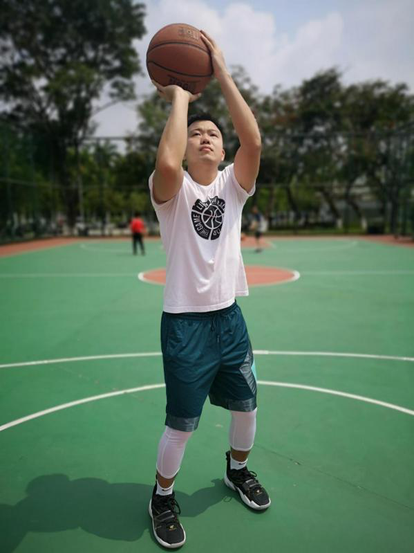 篮球蹬腿传球技巧_篮球传球姿势_传球篮球技巧蹬腿视频